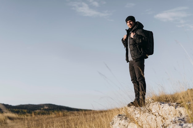 Homme plein coup sur terrain