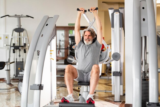 Homme plein coup travaillant au gymnase