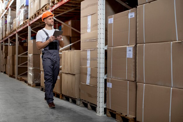 Homme plein coup travaillant dans un entrepôt logistique