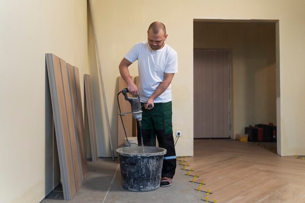 Homme plein coup travaillant dans la maison