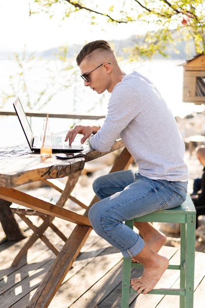 Photo gratuite homme plein coup travaillant à l'extérieur