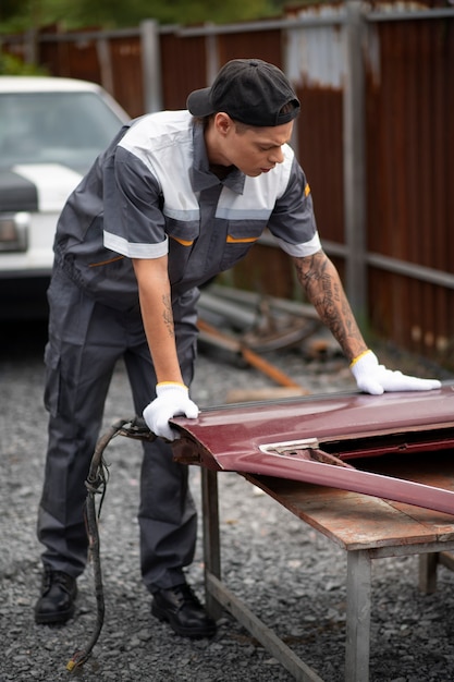 Photo gratuite homme plein coup travaillant à l'extérieur