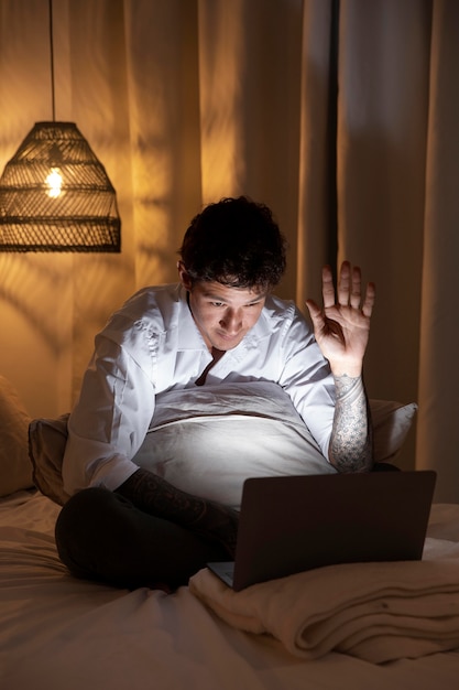 Homme plein coup travaillant sur ordinateur portable la nuit