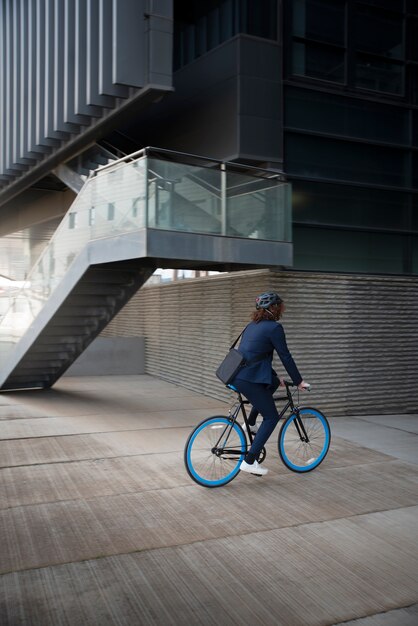 Homme plein coup à vélo avec casque de sécurité