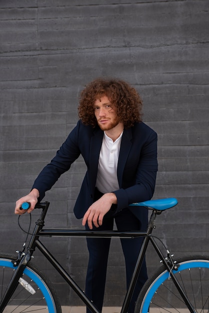 Photo gratuite homme plein coup avec vélo à l'extérieur