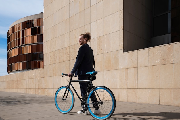 Homme plein coup avec vélo va travailler