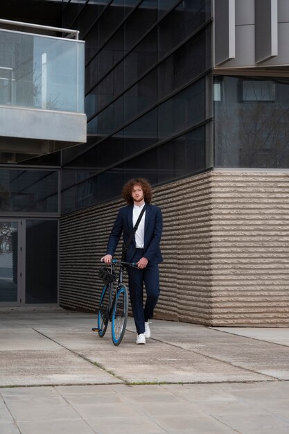 Homme plein coup avec vélo va travailler