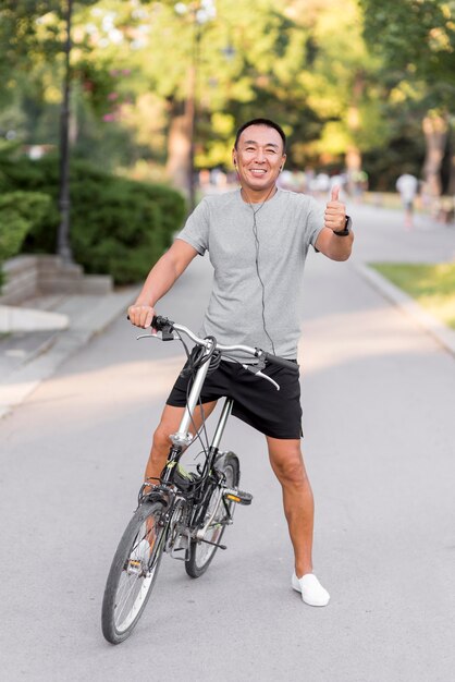 Homme plein coup à vélo