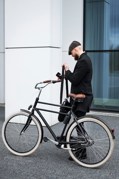 Homme plein coup avec vélo