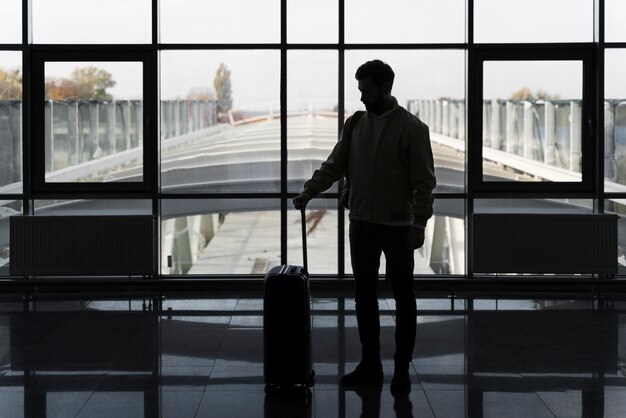 Homme plein coup voyageant avec des bagages