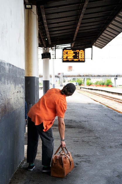 Photo gratuite homme plein coup voyageant avec des bagages