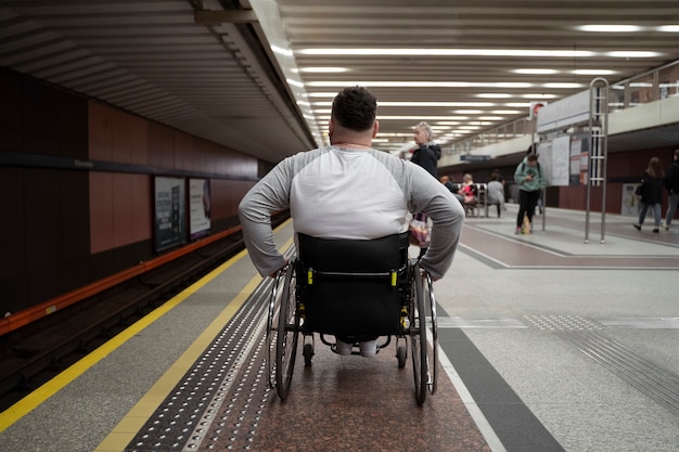 Photo gratuite homme plein coup voyageant en fauteuil roulant
