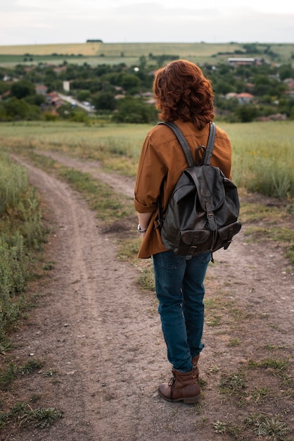 Photo gratuite homme plein coup voyageant avec sac à dos