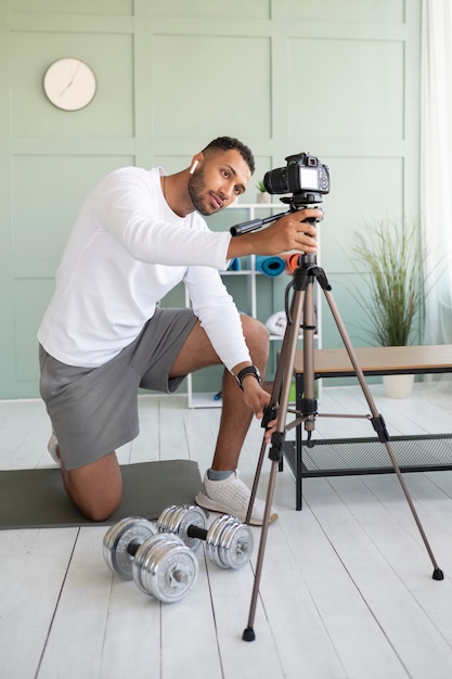 Homme plein de coups avec caméra vidéo