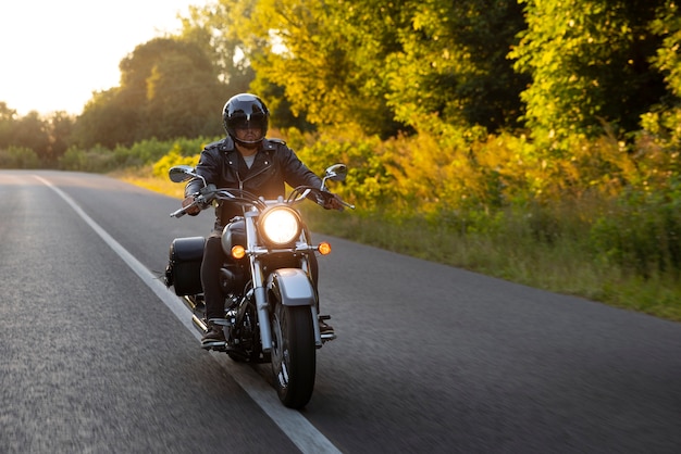 Photo gratuite homme plein plan sur une moto