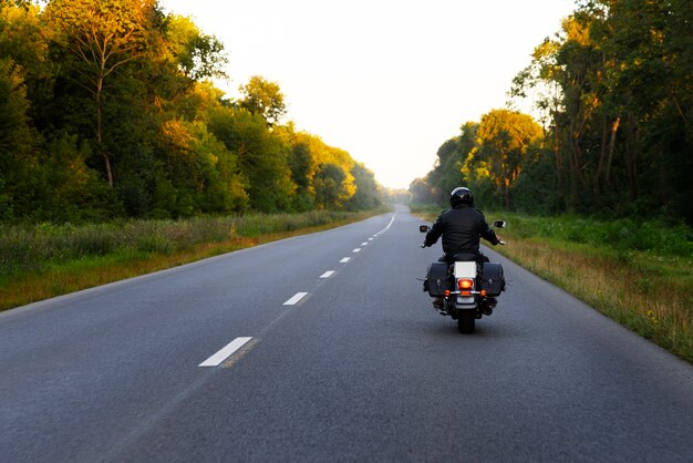 Homme plein plan sur une moto