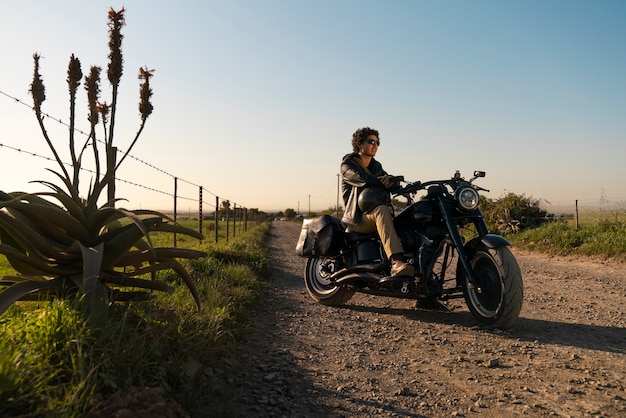 Photo gratuite homme plein plan sur une moto