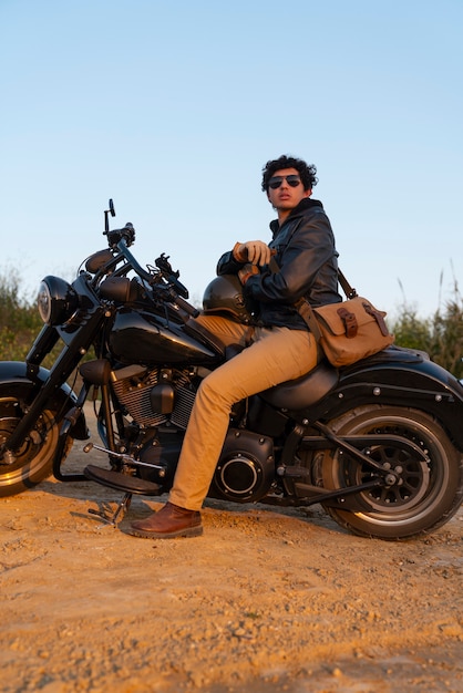 Photo gratuite homme plein plan sur une moto