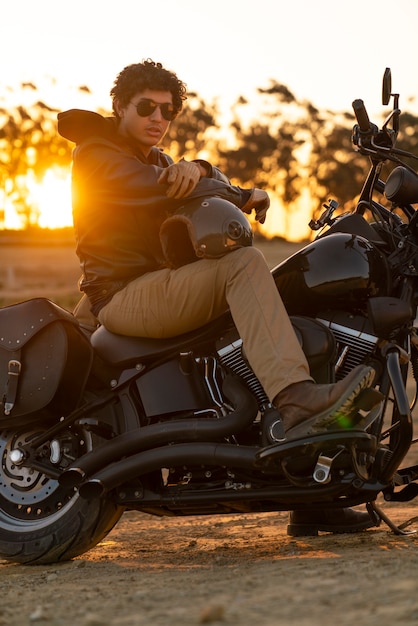 Photo gratuite homme plein plan sur une moto