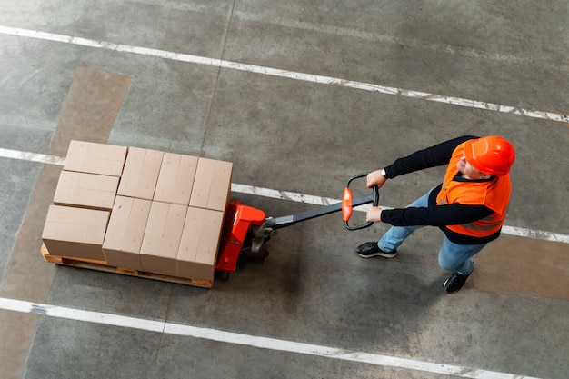 Photo gratuite homme plein plan travaillant dans la construction