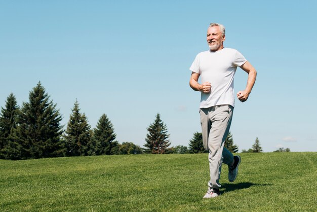 Un homme en pleine course dans la nature.