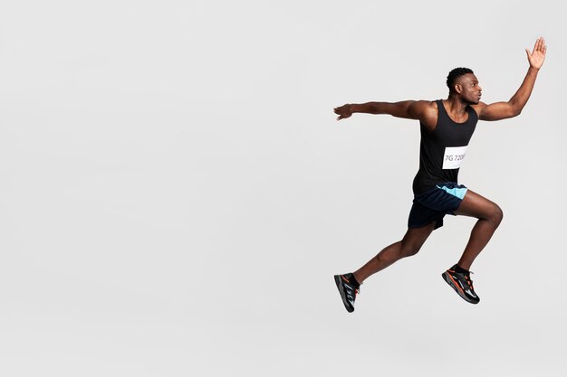 Homme en pleine forme dans l'équipement de course