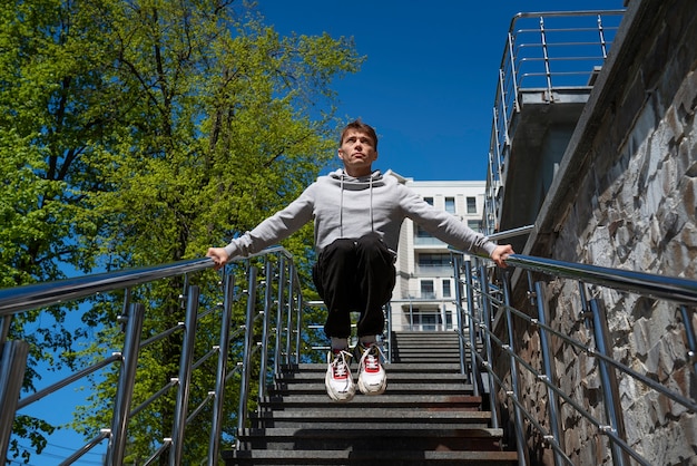 Photo gratuite homme en pleine forme faisant du parkour