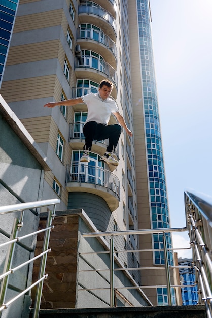 Photo gratuite homme en pleine forme faisant du parkour