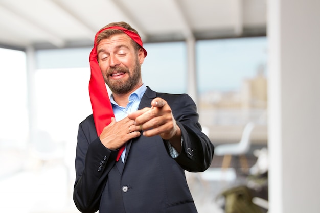 L&#39;homme pointant la caméra