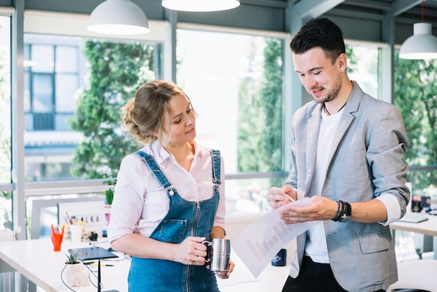 Homme pointant vers le document pour la femme