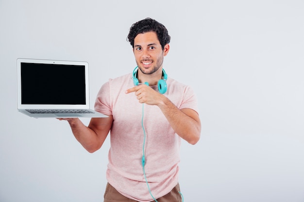 Homme pointant vers un ordinateur portable