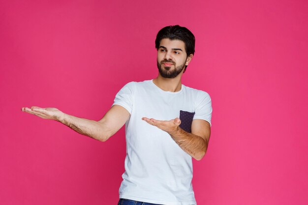 Homme pointant vers quelqu'un ou quelque chose dans la gauche.