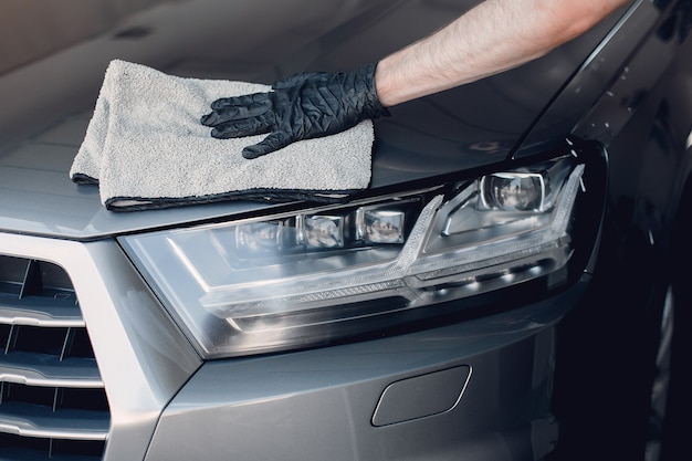 Homme, polonais, voiture, garage