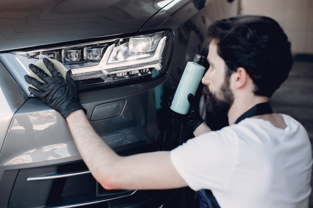 Homme, polonais, voiture, garage