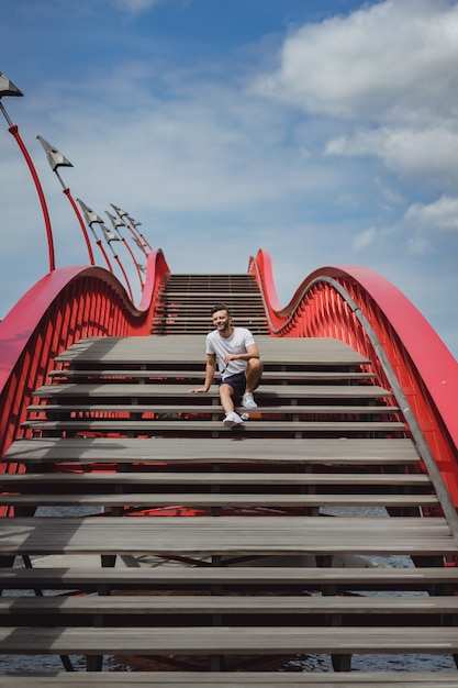 homme sur le pont à amsterdam, pont de python