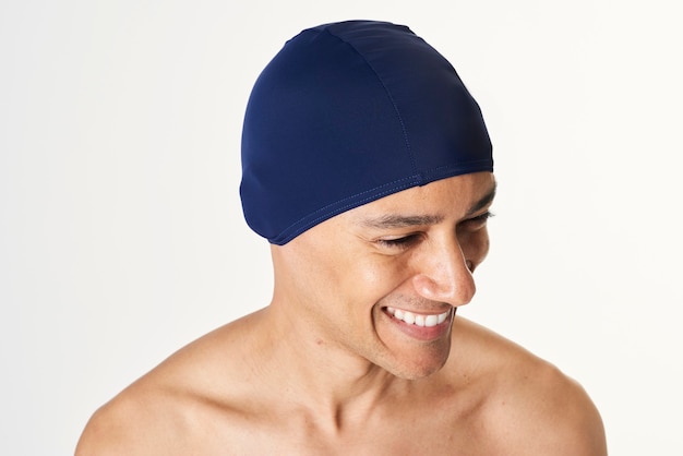 Photo gratuite homme portant un bonnet de bain bleu marine