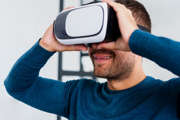 Homme portant un casque virtuel à la maison