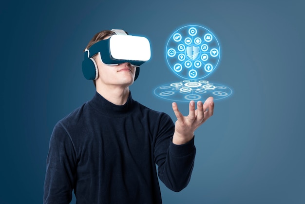 Homme portant un casque VR et pointant sur l'hologramme de cybersécurité