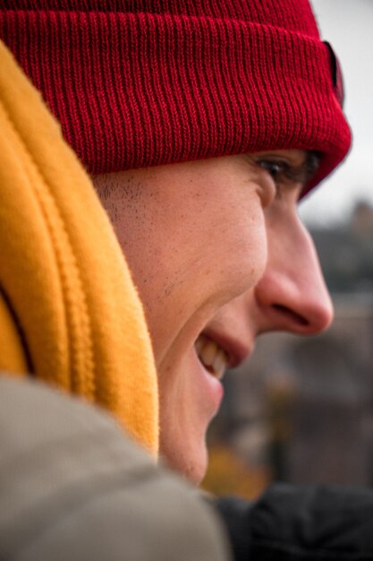 Homme portant une casquette en tricot rouge et un sweat à capuche