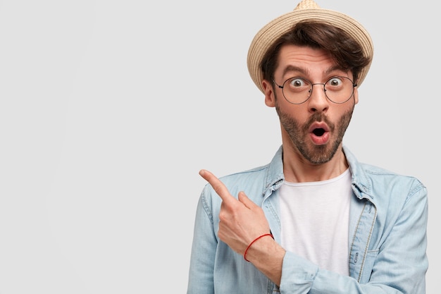 Homme portant un chapeau de paille et une chemise en jean