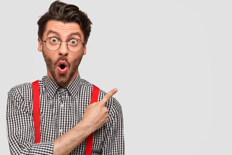 Photo gratuit homme portant une chemise à carreaux et des bretelles rouges