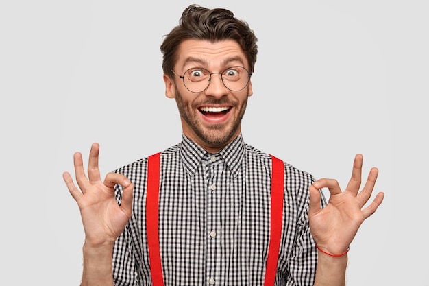 Photo gratuite homme portant une chemise à carreaux et des bretelles rouges