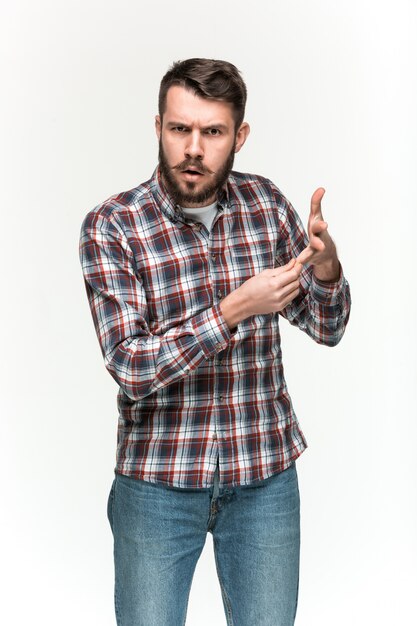 Un homme portant une chemise à carreaux est à la recherche d'un pouter avec un objet imaginaire dans ses mains. Sur un espace blanc