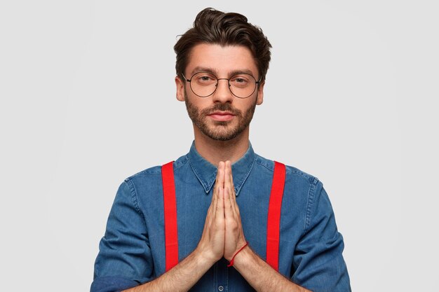 Homme portant une chemise en jean et des bretelles rouges