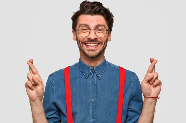 Homme portant une chemise en jean et des bretelles rouges