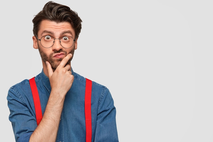 Photo gratuit un homme portant une chemise en jean et des bretelles rouges