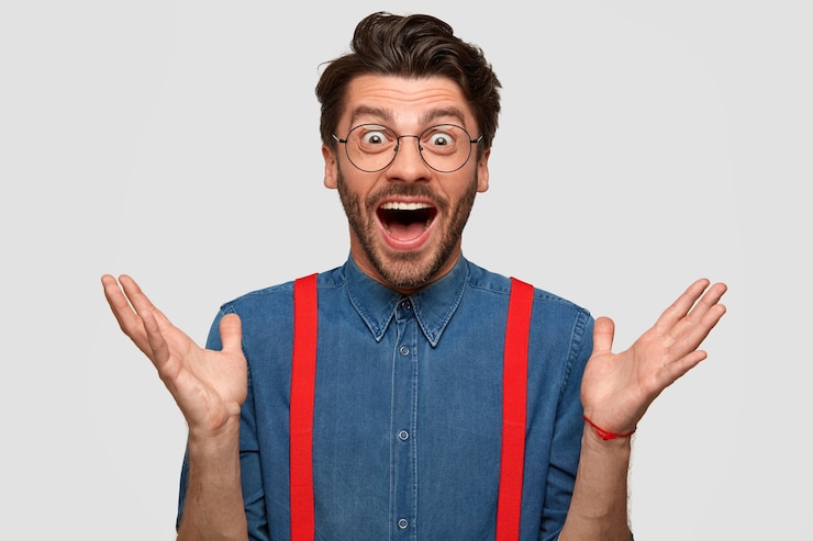 Photo gratuit un homme portant une chemise en jean et des bretelles rouges