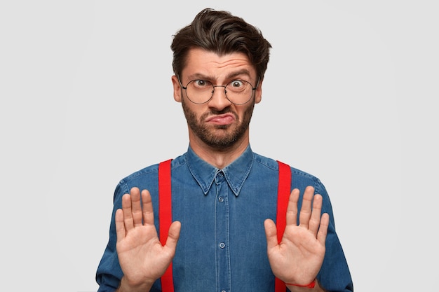 Photo gratuite homme portant une chemise en jean et des bretelles rouges