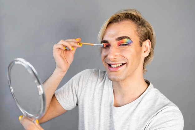 Homme portant des cosmétiques de maquillage et être heureux