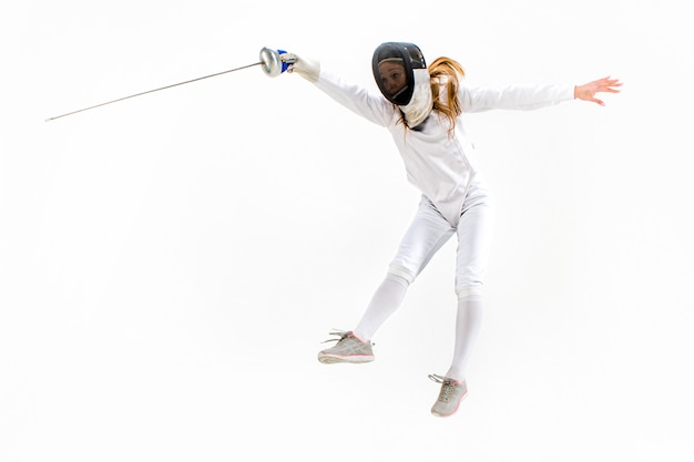 Photo gratuite homme portant un costume d'escrime pratiquant avec l'épée